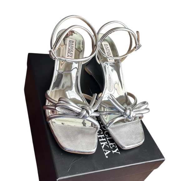 Badgley Mischka Luciana Wedge Sandal Sz 7.5 Knot Detail Silver Metallic Leather - Picture 3 of 12